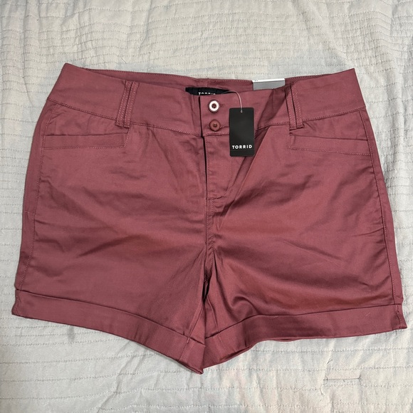 NWT Torrid 5 Inch Stretch Sateen Mid-Rise Shorts – Size 16 - Picture 4 of 6